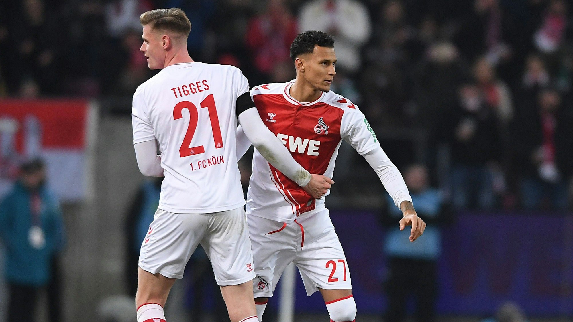 Davie Selke und Steffen Tigges klatschen bei einem Wechsel des 1. FC Köln ab.