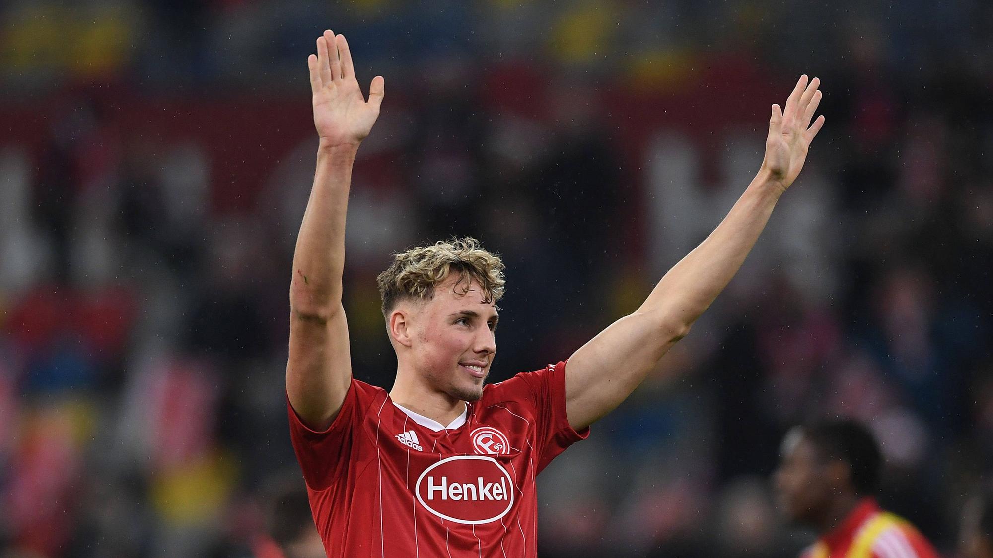 Jona Niemiec bedankt sich nach dem Spiel gegen Eintracht Braunschweig bei den Fans.