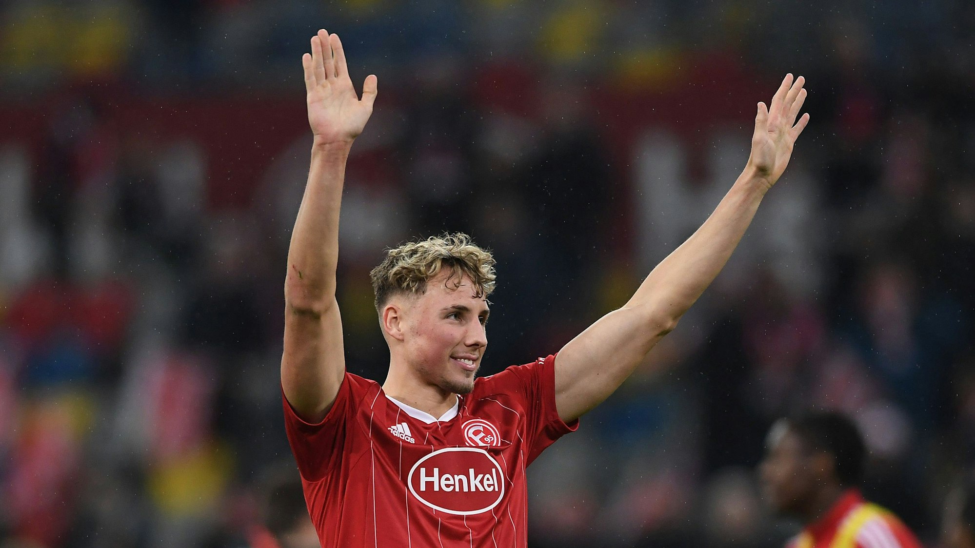 Jona Niemiec bedankt sich nach dem Spiel gegen Eintracht Braunschweig bei den Fans.