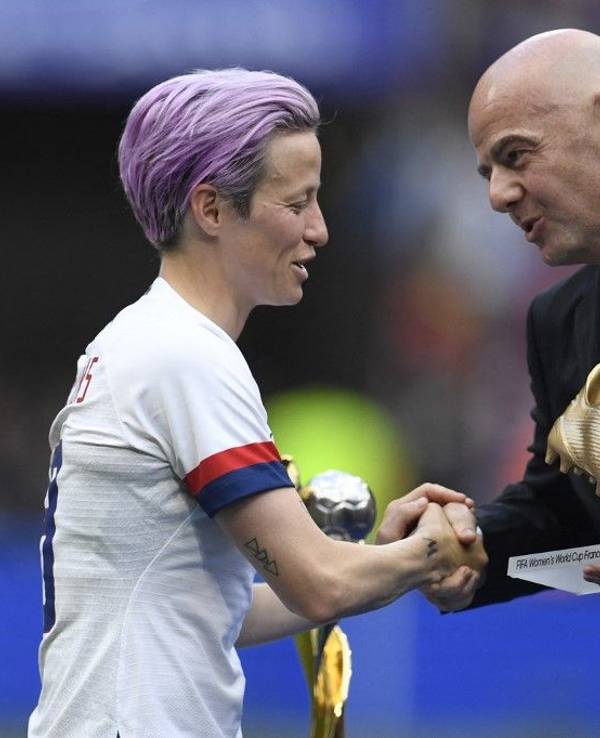 Gianni Infantino überreicht Megan Rapinoe nach dem WM-Finale 2019 den Goldenen Schuh.
