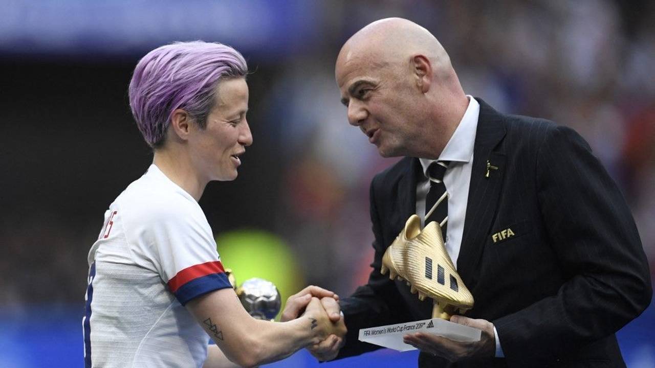 Gianni Infantino überreicht Megan Rapinoe nach dem WM-Finale 2019 den Goldenen Schuh.
