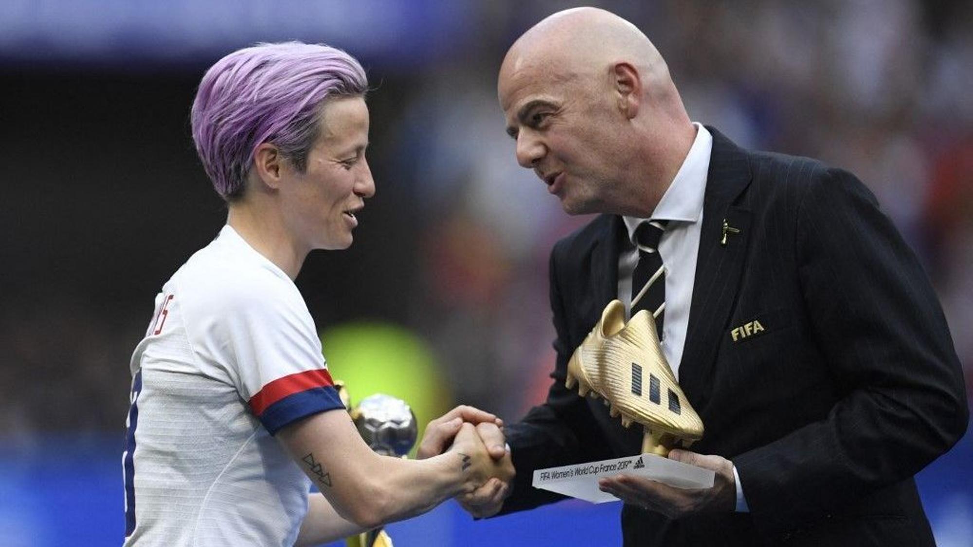 Gianni Infantino überreicht Megan Rapinoe nach dem WM-Finale 2019 den Goldenen Schuh.