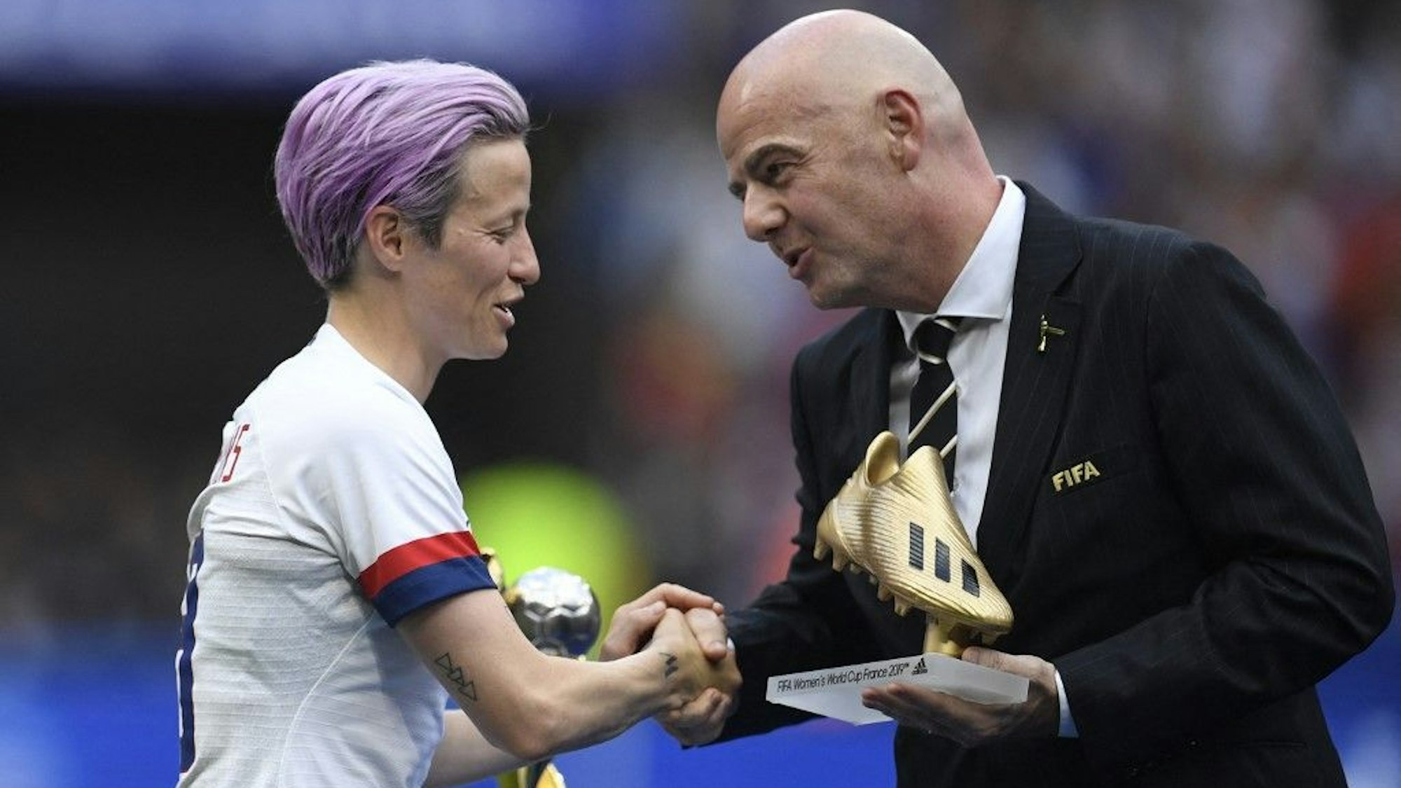 Gianni Infantino überreicht Megan Rapinoe nach dem WM-Finale 2019 den Goldenen Schuh.