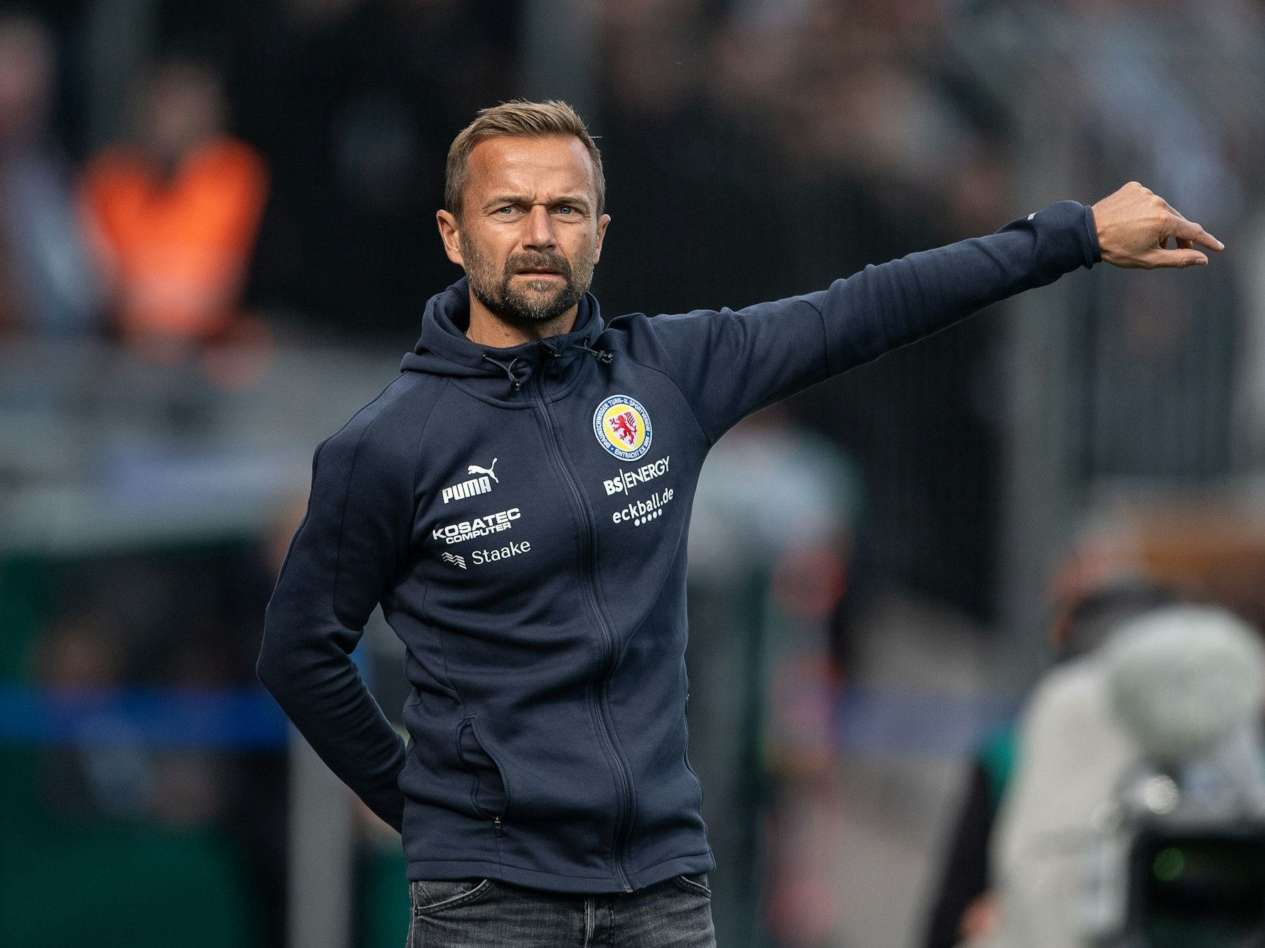 Braunschweig-Trainer Michael Schiele gestikuliert beim Spiel Eintracht Braunschweig – FC St. Pauli an der Seitenlinie