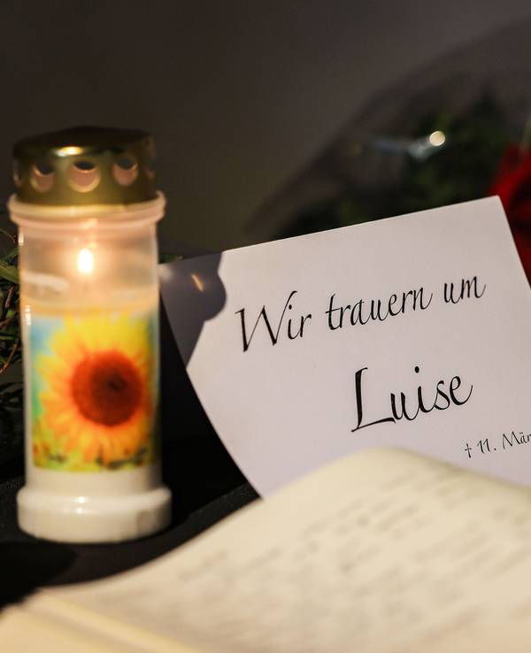 Auf dem Bild sieht man das Kondolenzbuch der zwölfjährigen Luise aus Freudenberg.