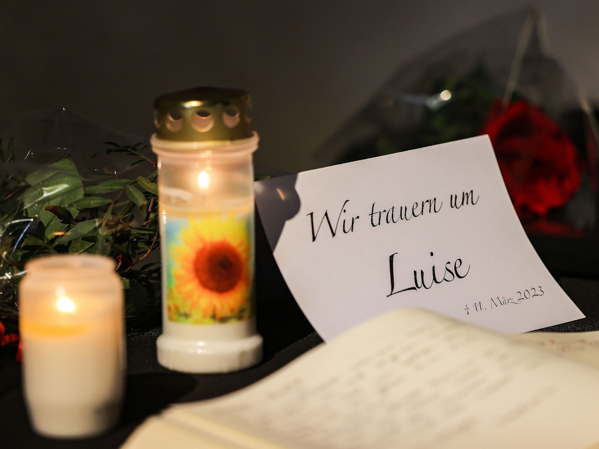 Auf dem Bild sieht man das Kondolenzbuch der zwölfjährigen Luise aus Freudenberg.