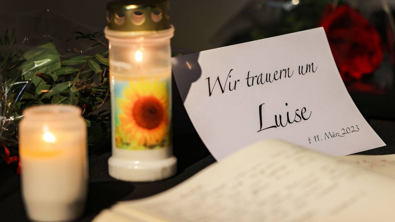 Auf dem Bild sieht man das Kondolenzbuch der zwölfjährigen Luise aus Freudenberg.