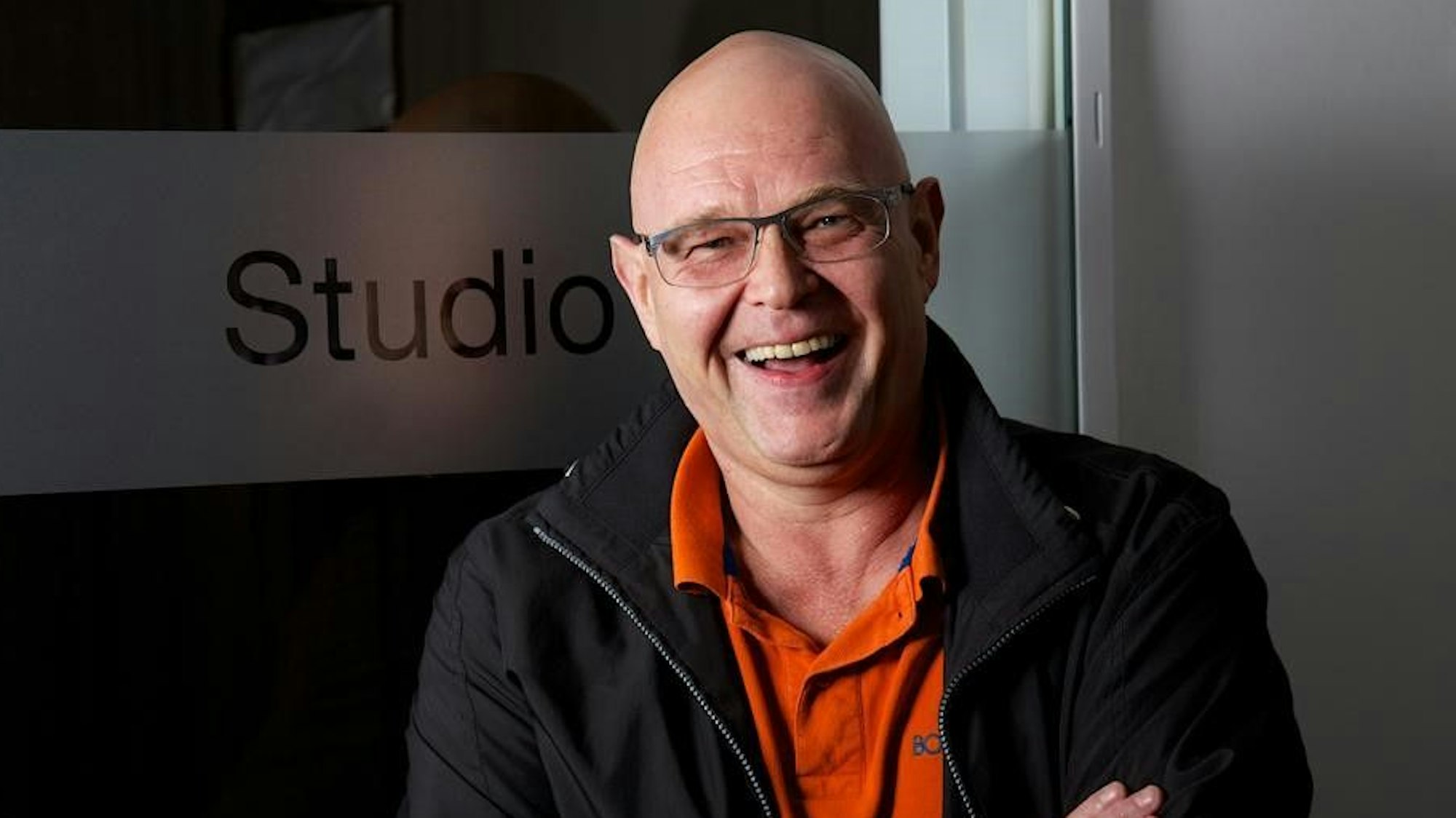 Tobias Meister lächelt in die Kamera.