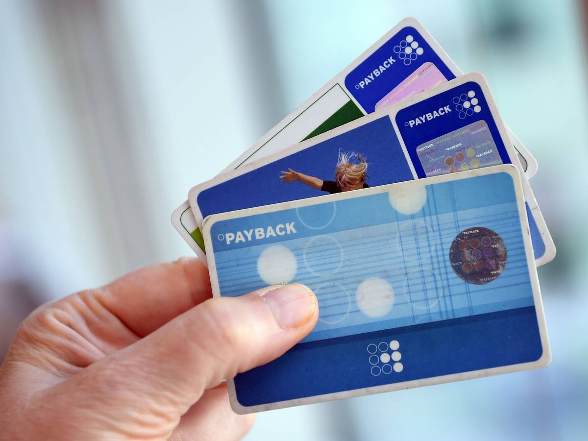 Das Symbolfoto aus dem Jahr 2016 zeigt eine Hand, die drei blaue Payback-Karten hält.