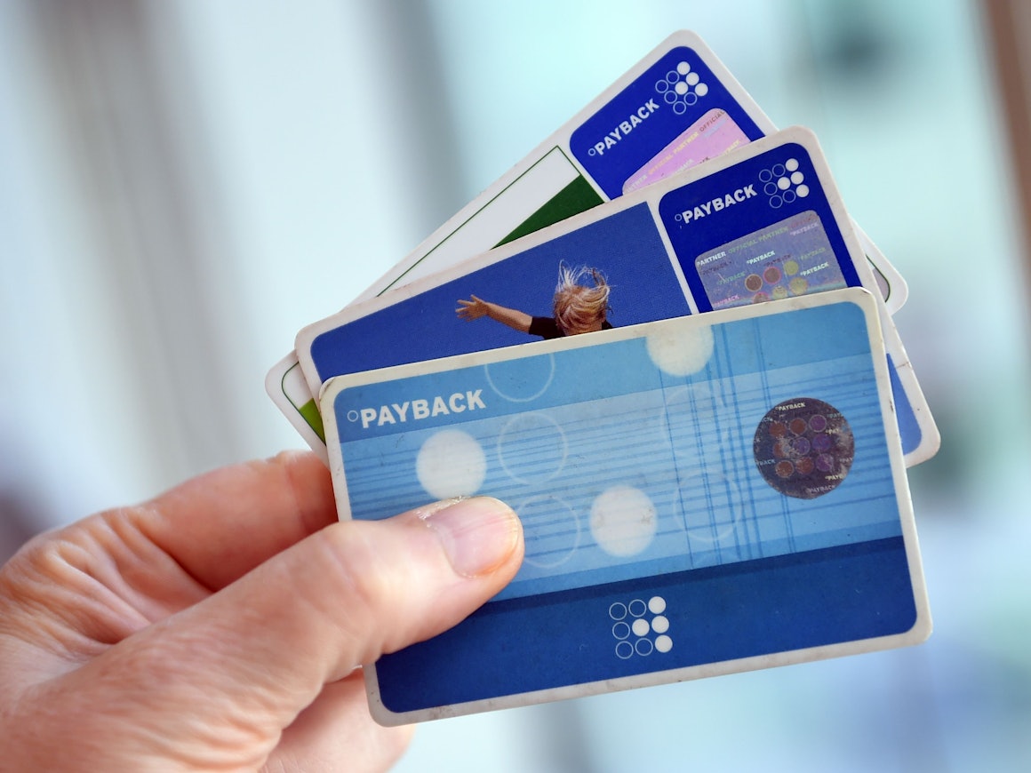 Das Symbolfoto aus dem Jahr 2016 zeigt eine Hand, die drei blaue Payback-Karten hält.