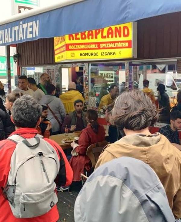 Eine Warteschlange vor dem Kebapland in Köln-Ehrenfeld