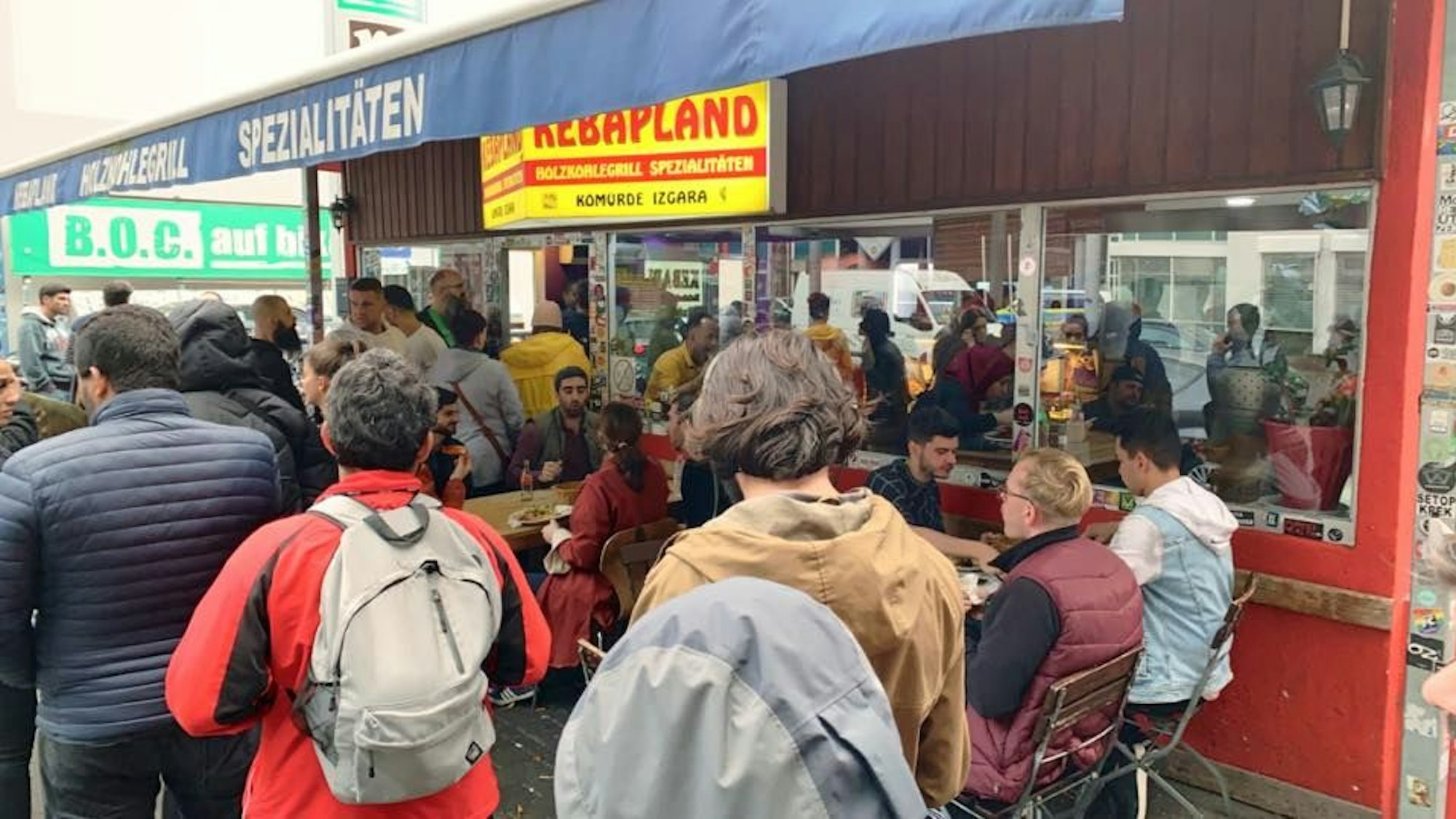 Das Kebapland, bereits draußen stehen die Menschen Schlange.