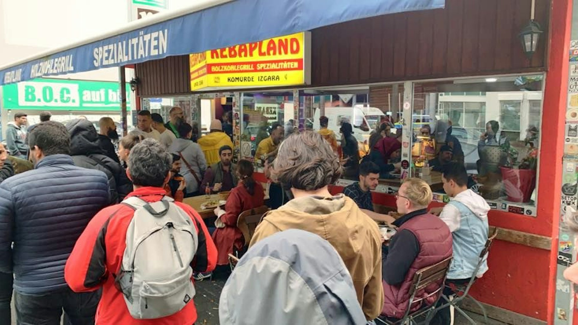 Eine Warteschlange vor dem Kebapland in Köln-Ehrenfeld