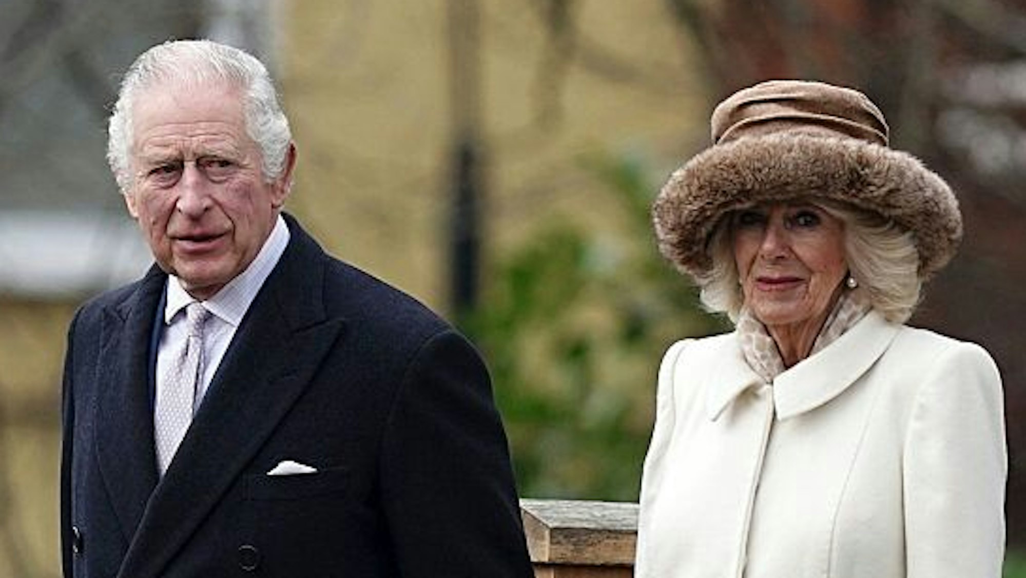 König Charles III. (l) und Königsgemahlin Camilla verlassen Colchester Castle.
