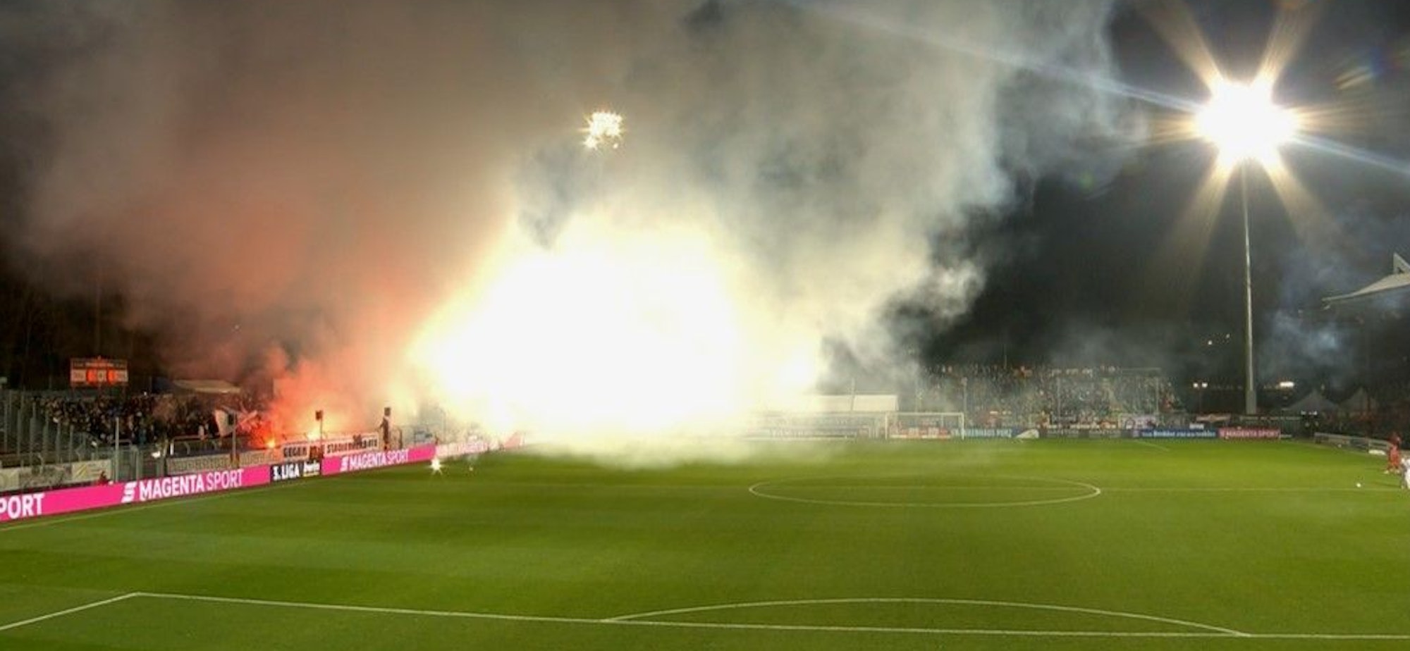 Pyro bei Viktoria Köln in der 3. Liga.