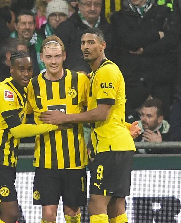 Julian Brandt (M) freut sich mit Jamie Bynoe- Gittens (l) und Sebastien Haller (alle Borussia Dortmund).