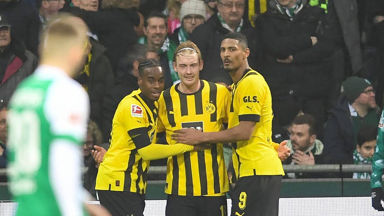 Julian Brandt (M) freut sich mit Jamie Bynoe- Gittens (l) und Sebastien Haller (alle Borussia Dortmund).