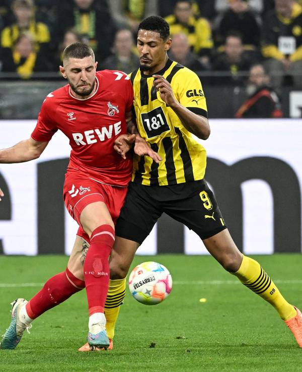 Sebastien Haller und Jeff Chabot liefern sich einen Zweikampf.