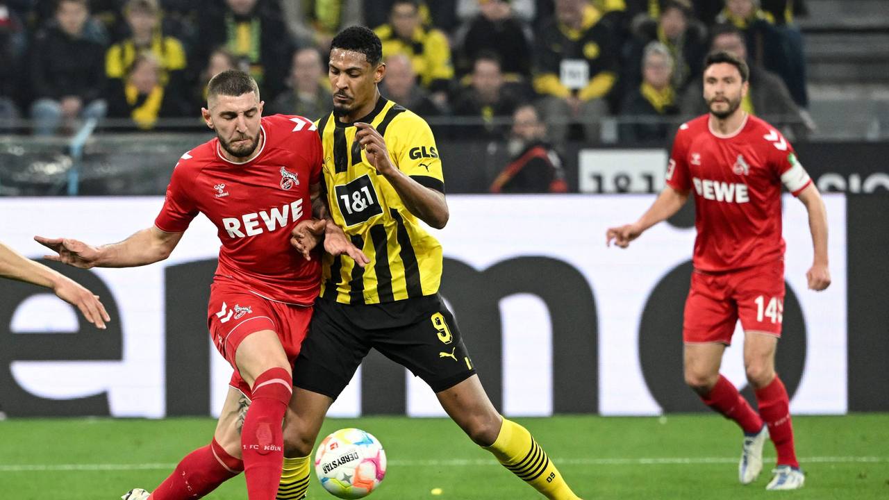 Sebastien Haller und Jeff Chabot liefern sich einen Zweikampf.