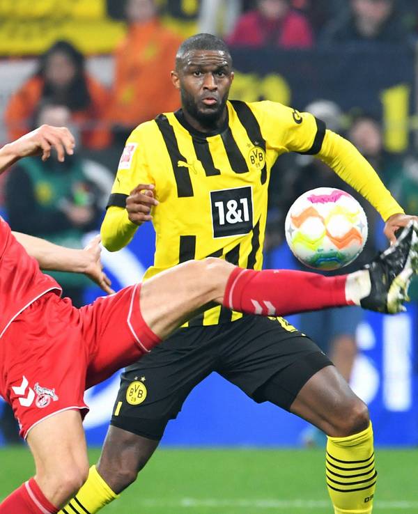 Anthony Modeste und Timo Hübers liefern sich einen Zweikampf.