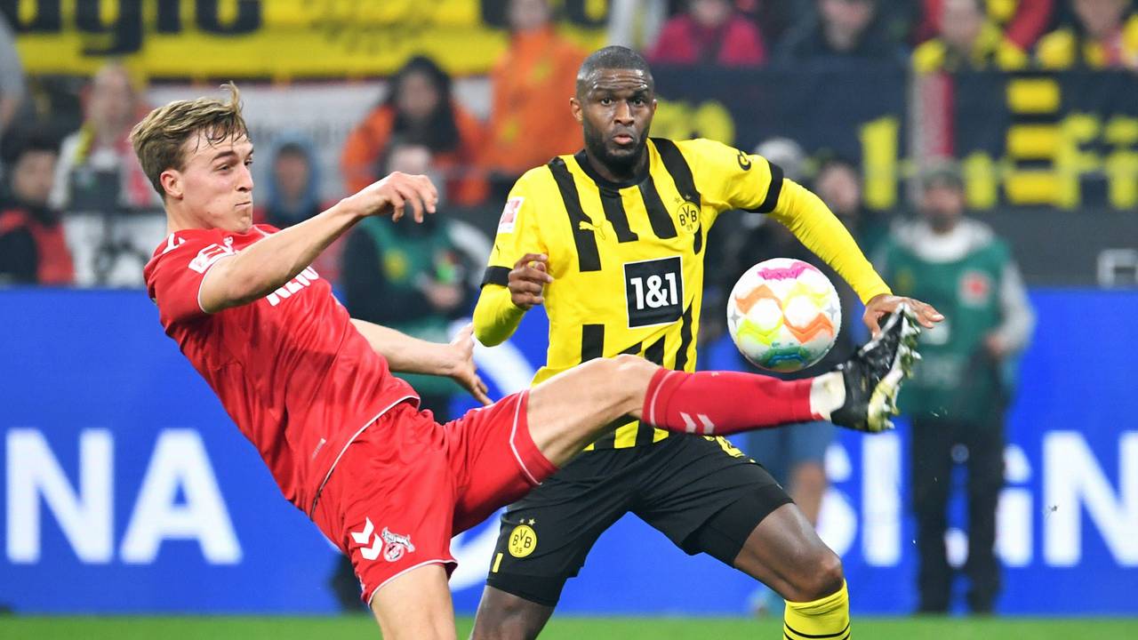 Anthony Modeste und Timo Hübers liefern sich einen Zweikampf.
