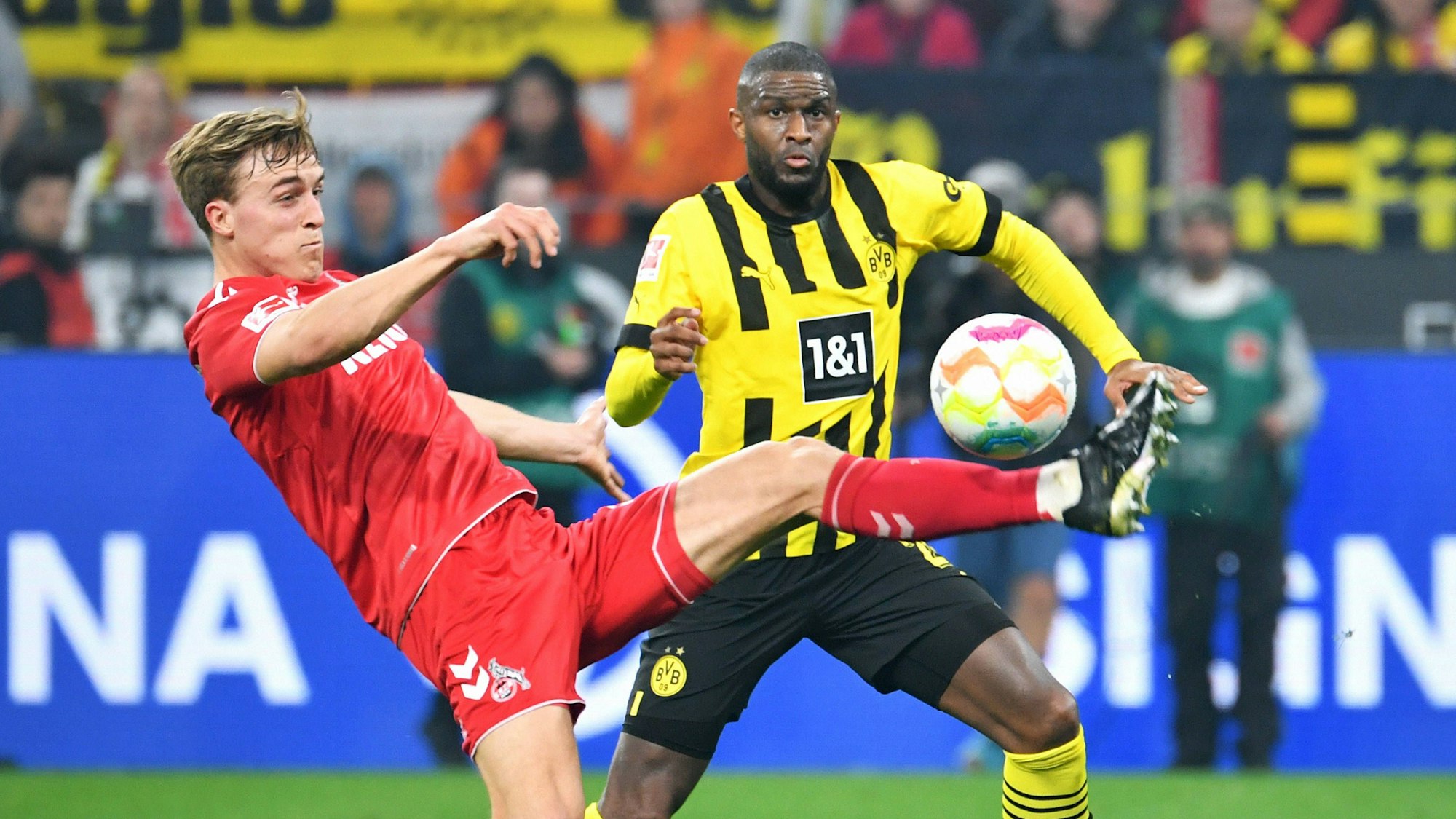 Anthony Modeste und Timo Hübers liefern sich einen Zweikampf.