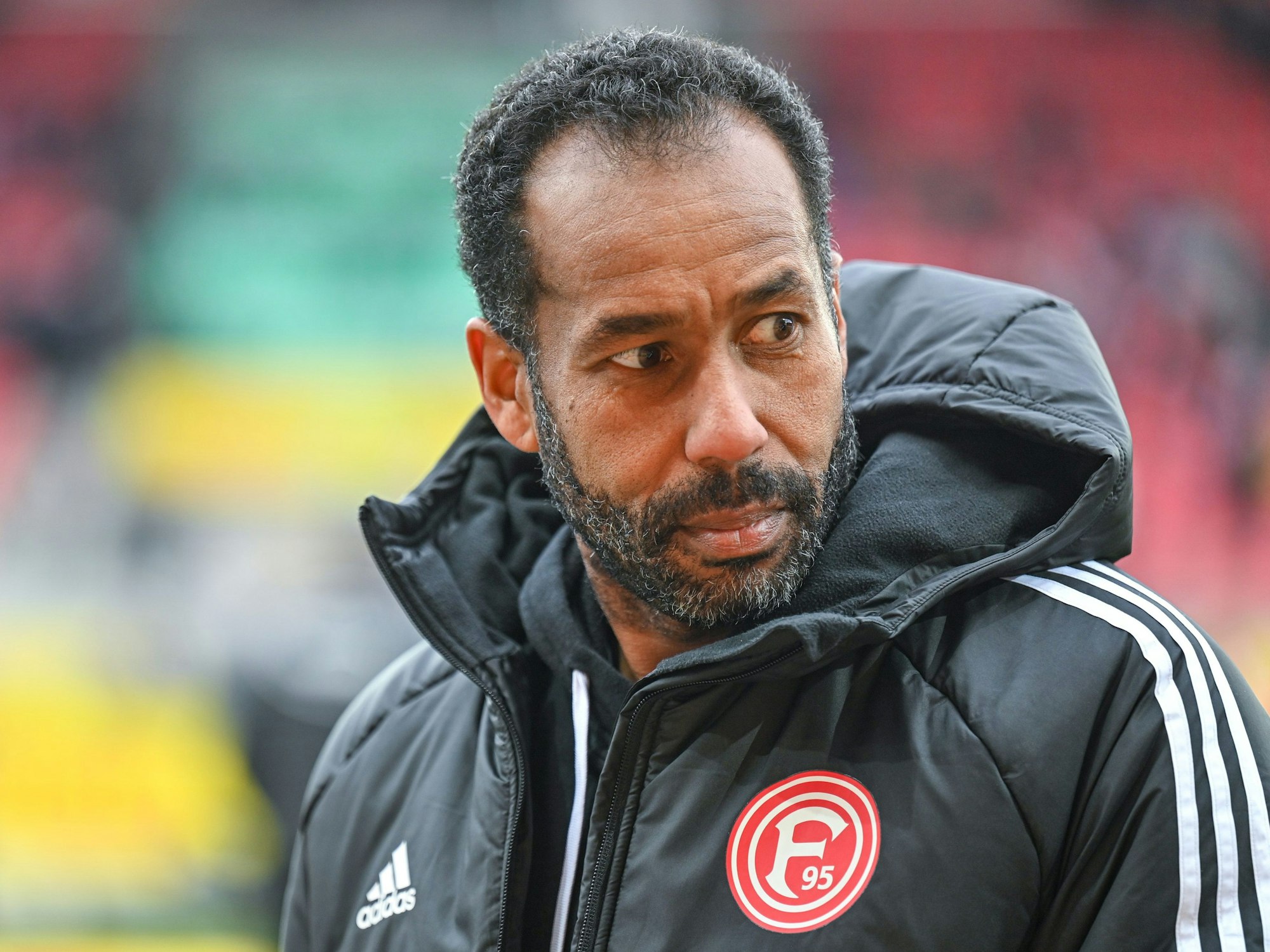 Trainer Daniel Thioune von Düsseldorf steht vor dem Spiel im Stadion. In die Partie bei Hansa Rostock geht er mit großem Respekt.