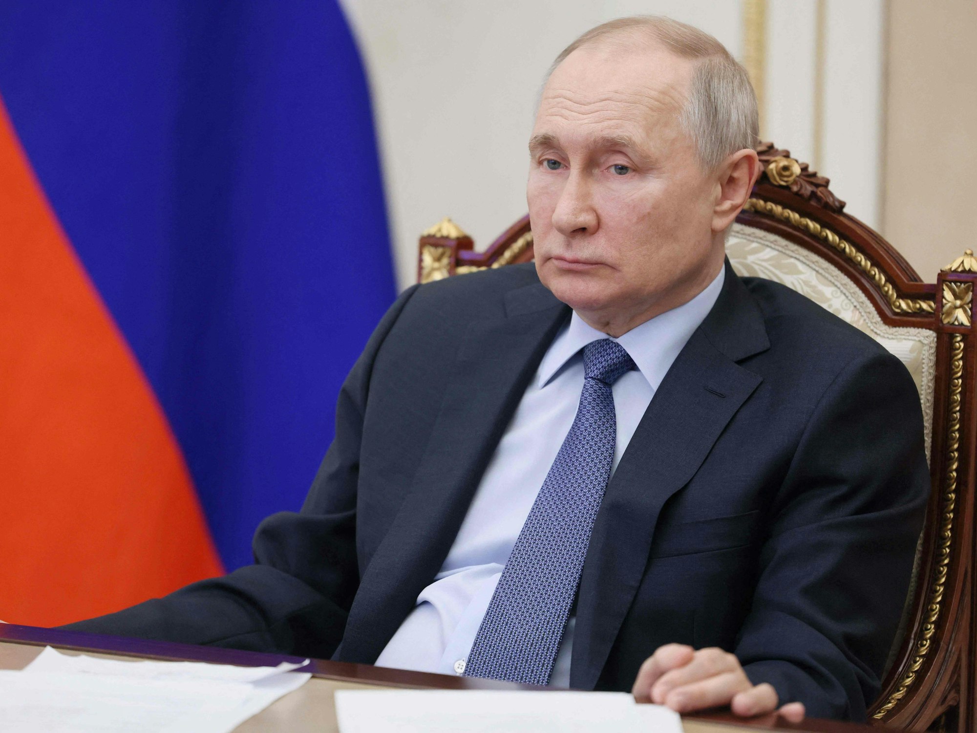 Wegen der Verschleppung ukrainischer Kinder nach Russland im Ukraine-Krieg hat der Internationale Strafgerichtshof (IStGH) gegen den russischen Präsidenten Wladimir Putin Haftbefehl erlassen. Das Foto zeigt Putin am 17. März 2023 im Kreml.