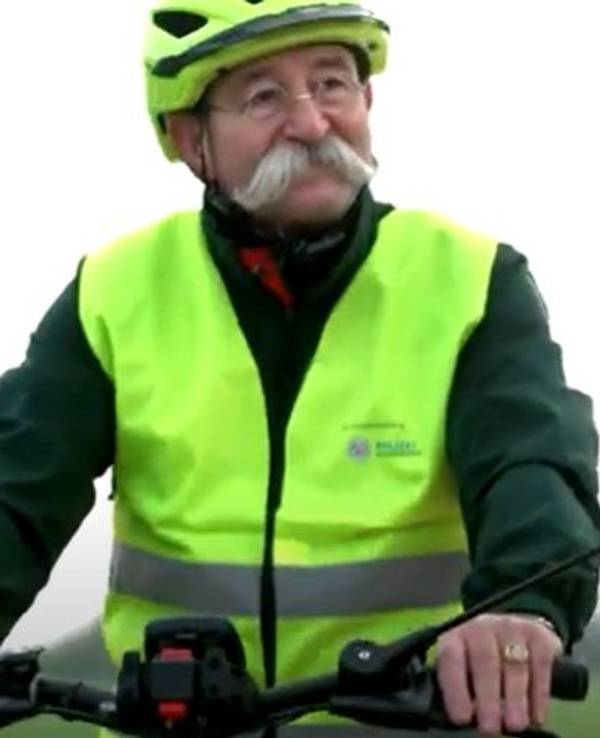 Horst Lichter fährt Fahrrad.