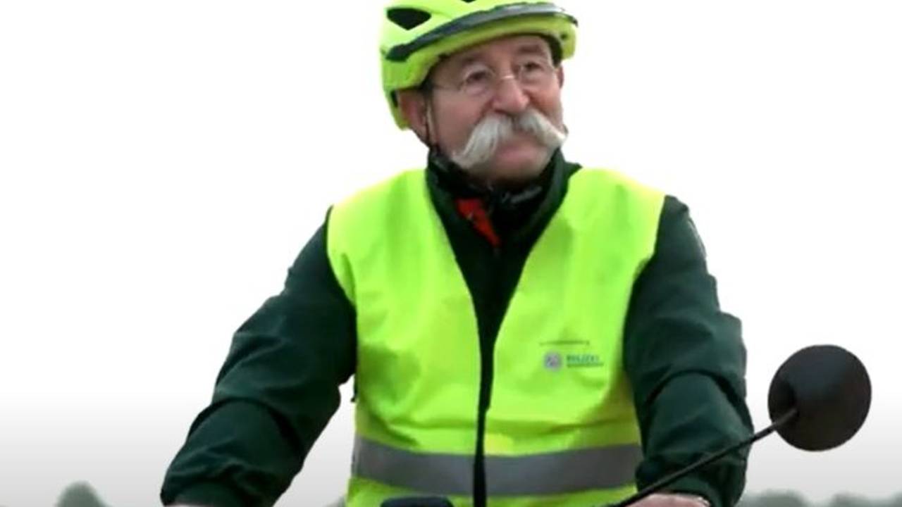 Horst Lichter fährt Fahrrad.