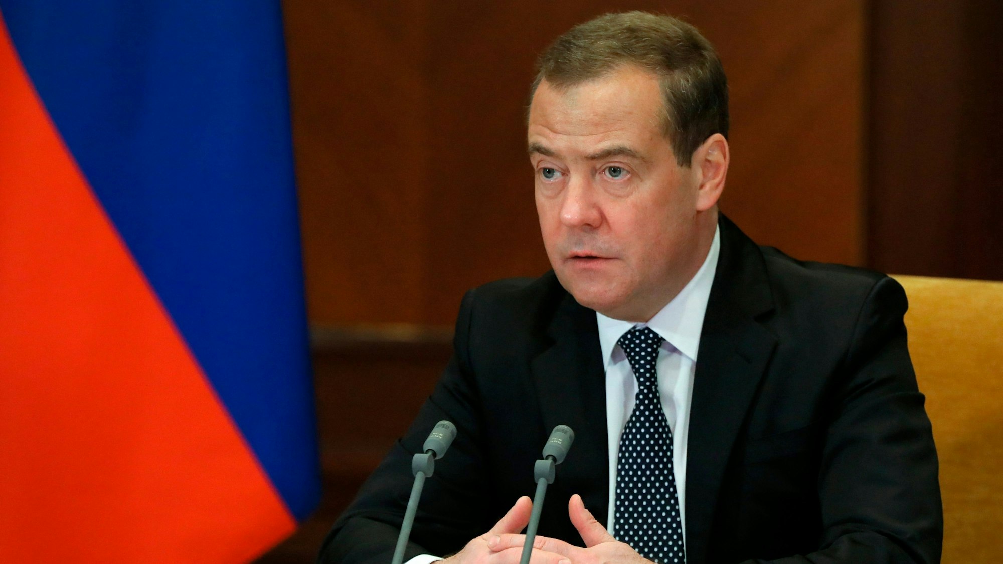 Das von der staatlichen russischen Nachrichtenagentur Sputnik veröffentlichte Bild vom 22.02.2022 zeigt Dmitri Medwedew, stellvertretender Vorsitzende des russischen Sicherheitsrates und ehemaliger Präsident von Russland, in Moskau.