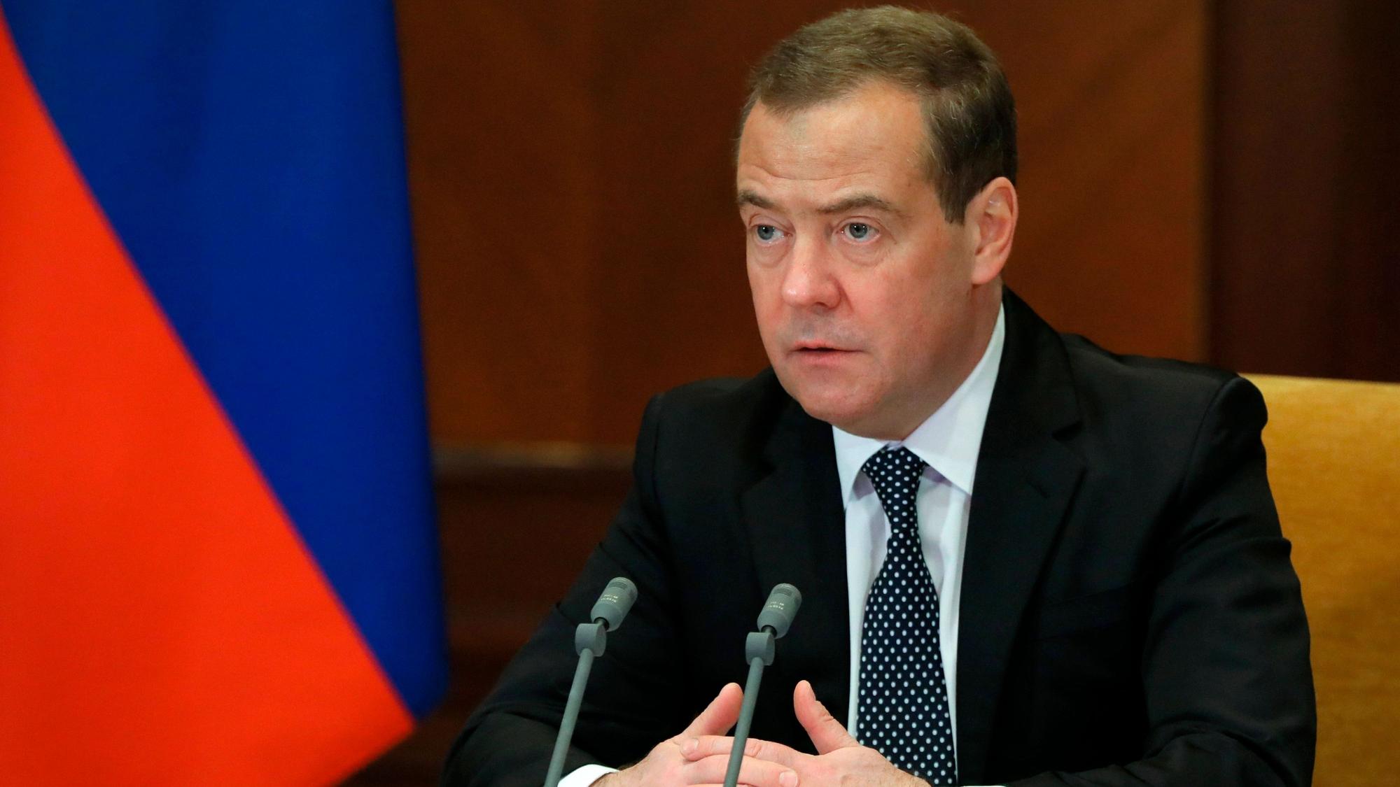 Das von der staatlichen russischen Nachrichtenagentur Sputnik veröffentlichte Bild vom 22.02.2022 zeigt Dmitri Medwedew, stellvertretender Vorsitzende des russischen Sicherheitsrates und Chef der Partei „Einiges Russland“ und ehemaliger Präsident von Russland, in Moskau.