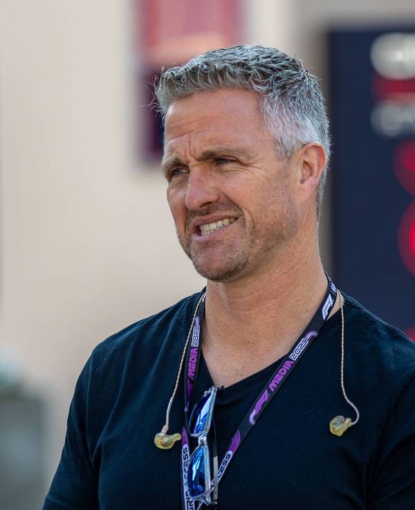 Ralf Schumacher steht an der Rennstrecke in Bahrain.