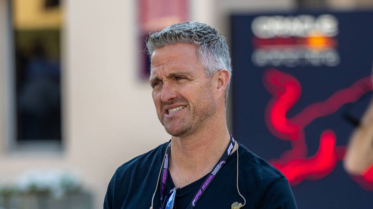 Ralf Schumacher steht an der Rennstrecke in Bahrain.