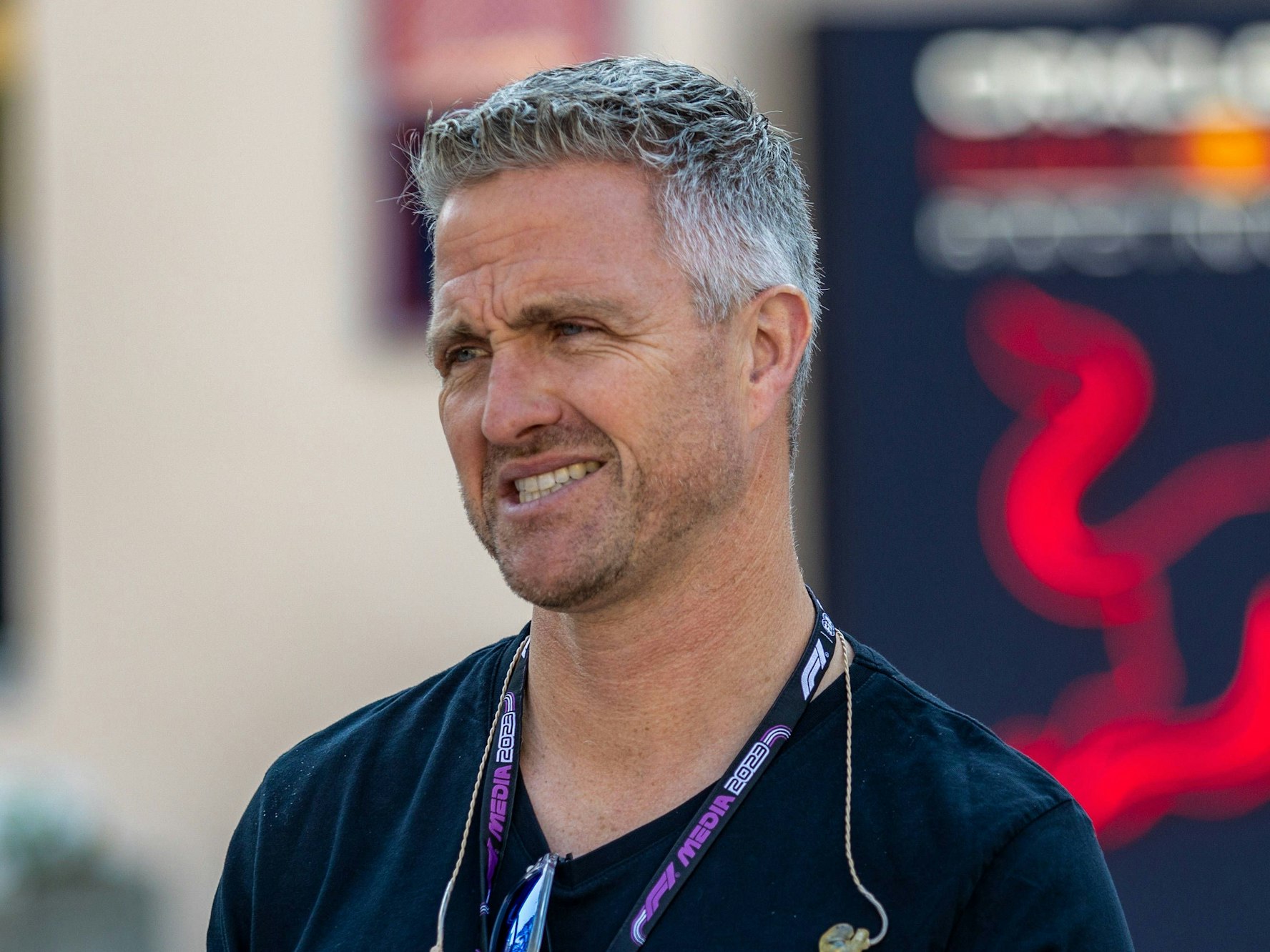 Ralf Schumacher steht an der Rennstrecke in Bahrain.