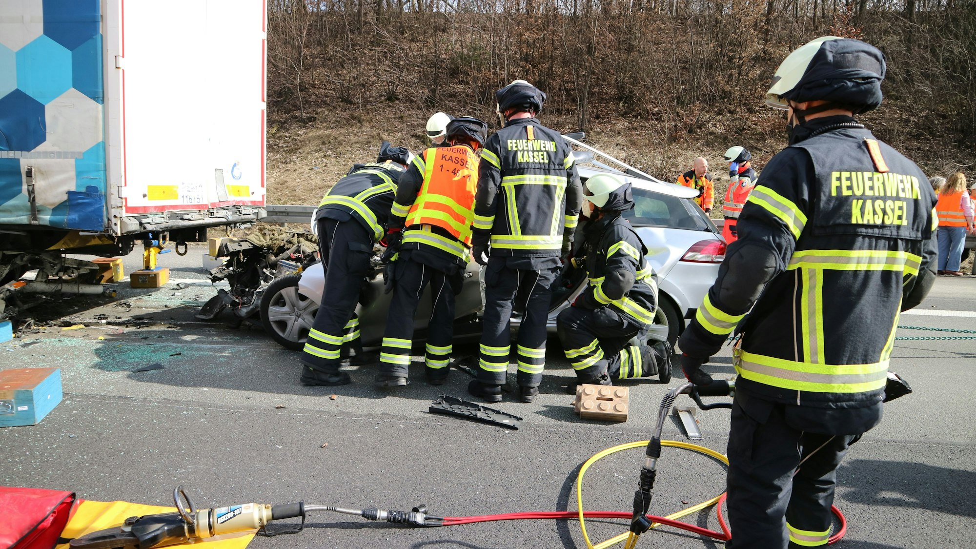 Einsatzkräfte der Feuerwehr sind am Unfallort auf der Autobahn A7 nahe Göttingen. Bei dem schweren Auffahrunfall sind eine Mutter und ihr achtjähriger Sohn ums Leben gekommen.