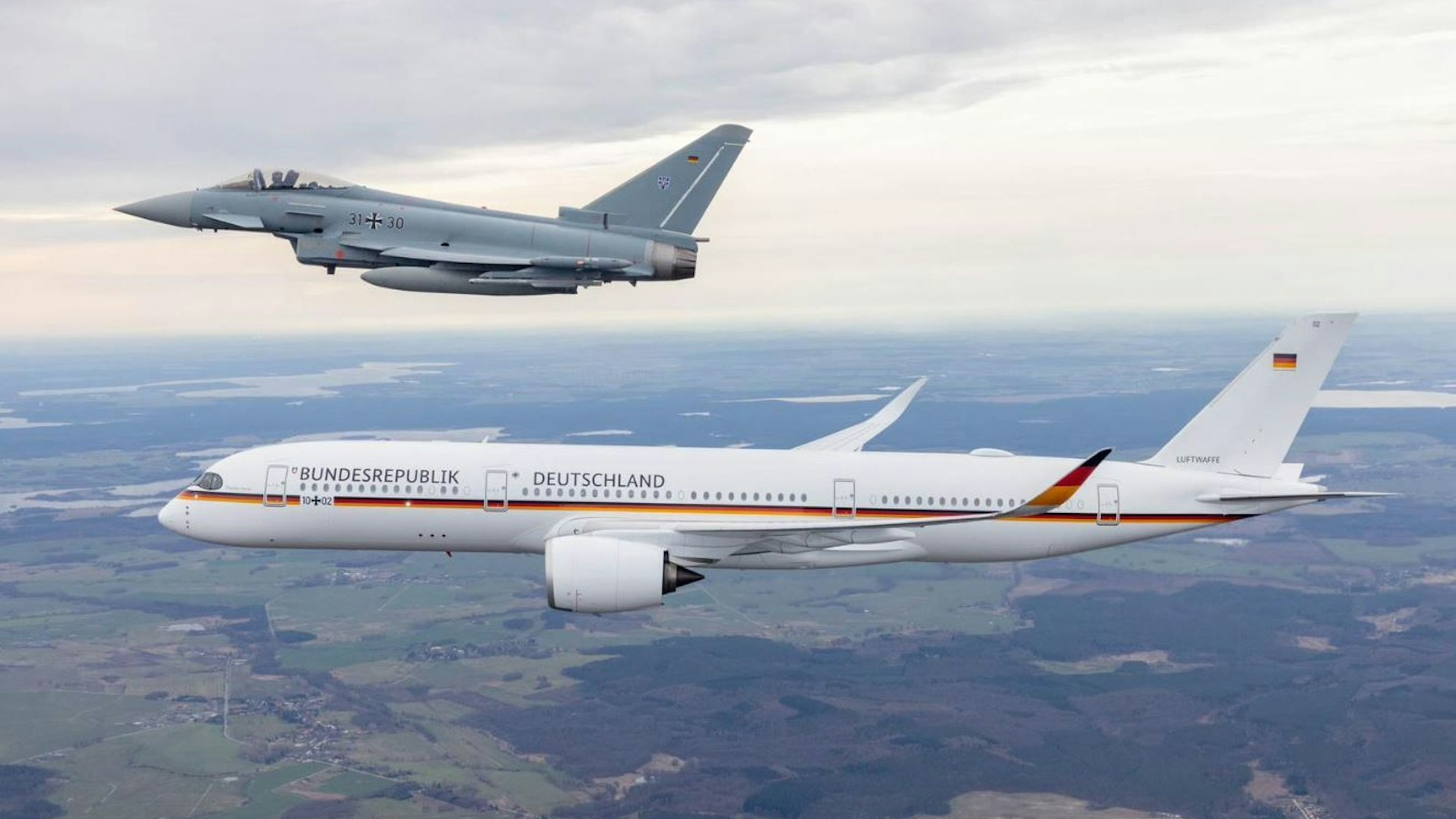 Eurofighter der Luftwaffen und der Airbus auf ihrem Flug nach Köln.