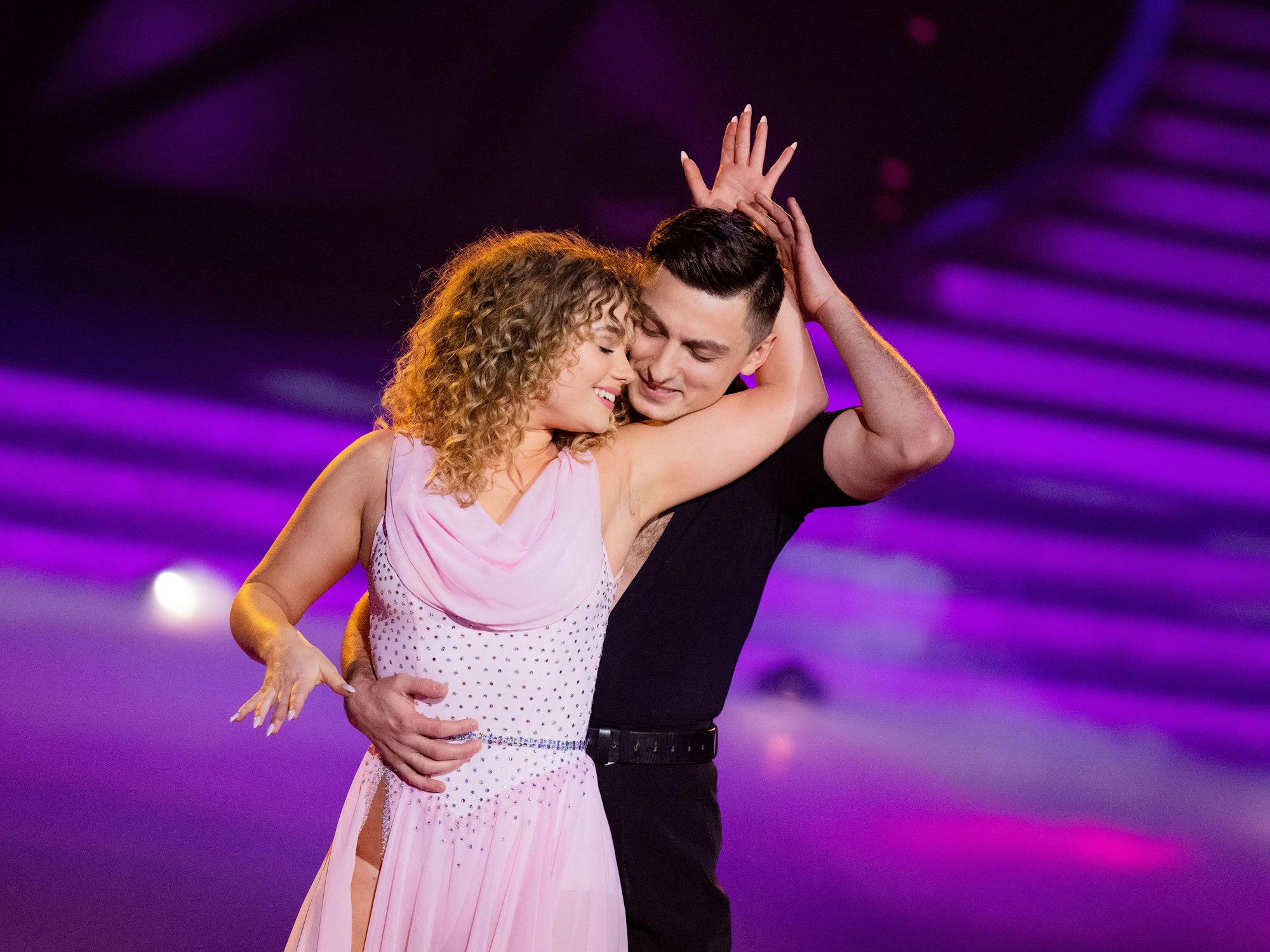 Julia Beautx (bürgerlich Julia Willecke), Youtuberin und Schauspielerin, und Zsolt Sandor Cseke, Profitänzer, tanzen in der RTL-Tanzshow „Let's Dance“ im Coloneum.