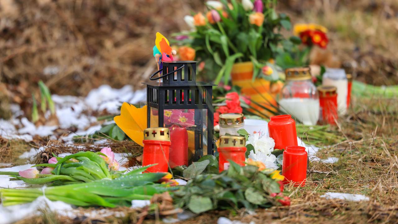 16.03.2023, Nordrhein-Westfalen, Freudenberg: Kerzen und Blumen liegen in einem Wald im südlichen Nordrhein-Westfalen.
