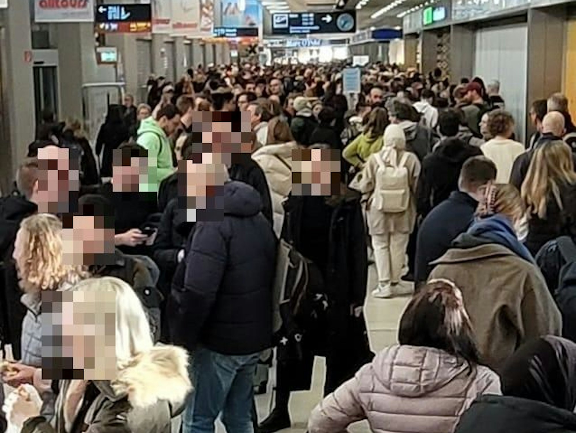 Warte-Chaos am Flughafen Köln/Bonn. So sah es vor einem Jahr am Airport aus.