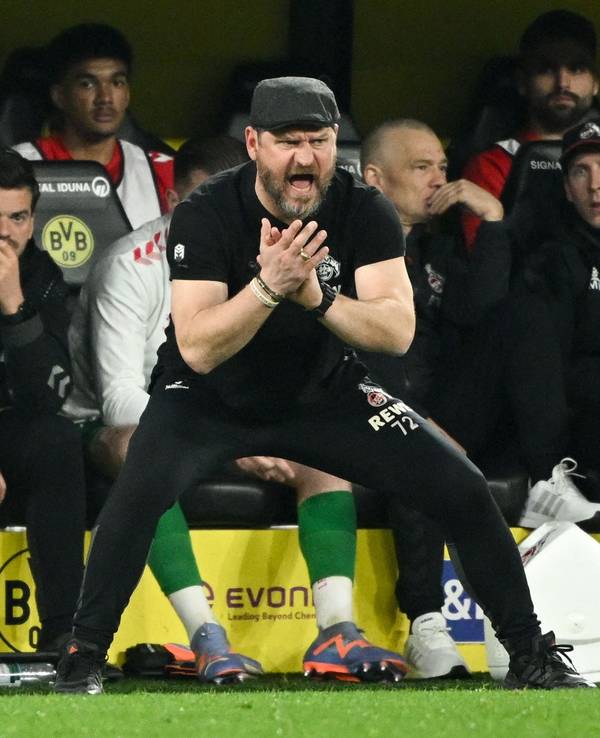 FC-Trainer Steffen Baumgart klatscht bei der 1:6-Klatsche in Dortmund in die Hände.