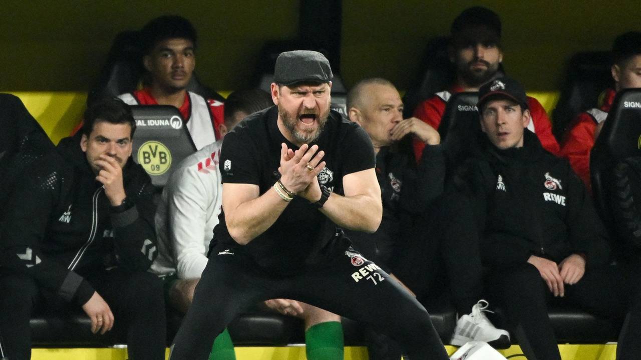 FC-Trainer Steffen Baumgart klatscht bei der 1:6-Klatsche in Dortmund in die Hände.