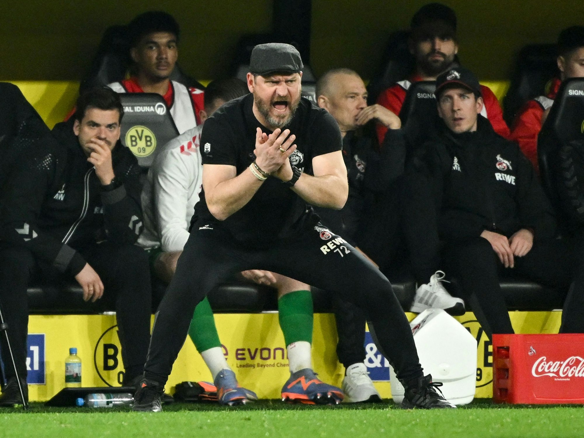 FC-Trainer Steffen Baumgart klatscht bei der 1:6-Klatsche in Dortmund in die Hände.