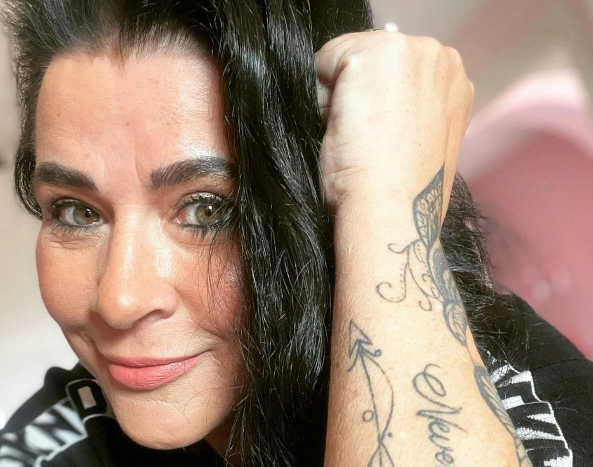 Iris Klein lächelt für ein Selfie in die Kamera.