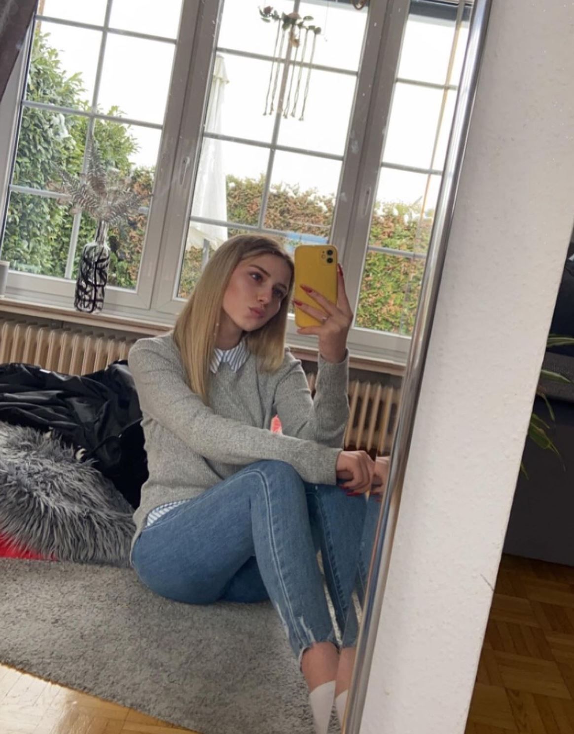 Loredana Wollny posiert für ein Selfie.