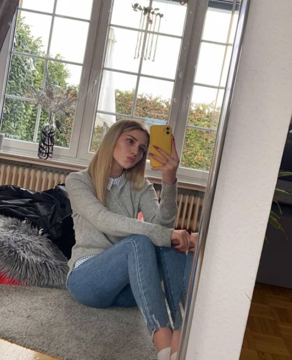 Loredana Wollny posiert für ein Selfie.
