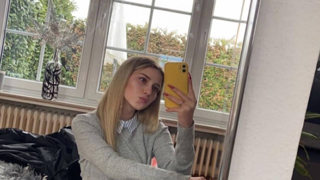 Loredana Wollny posiert für ein Selfie.