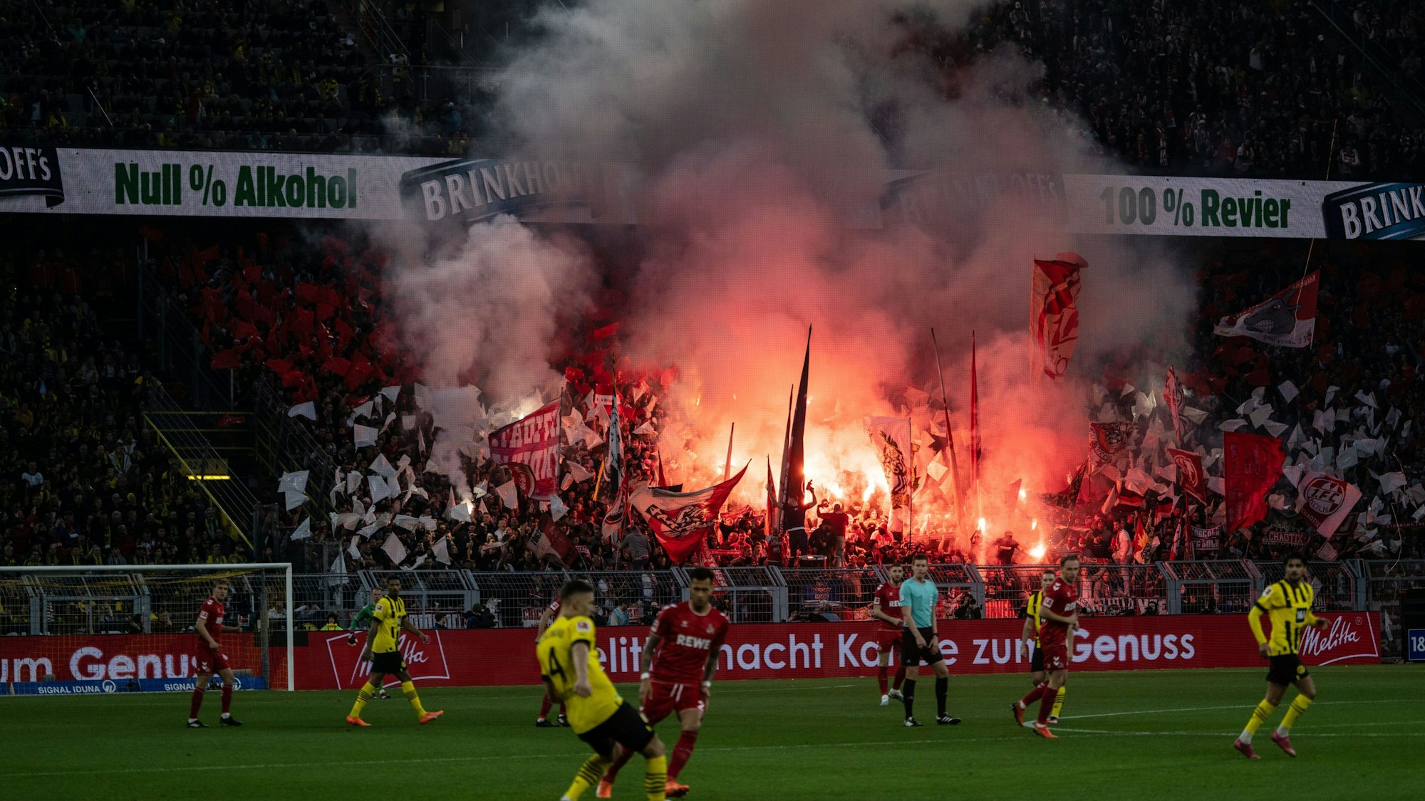 Im Kölner Fanblock in Dortmund brennt am 18. März 2023 Pyrotechnik.