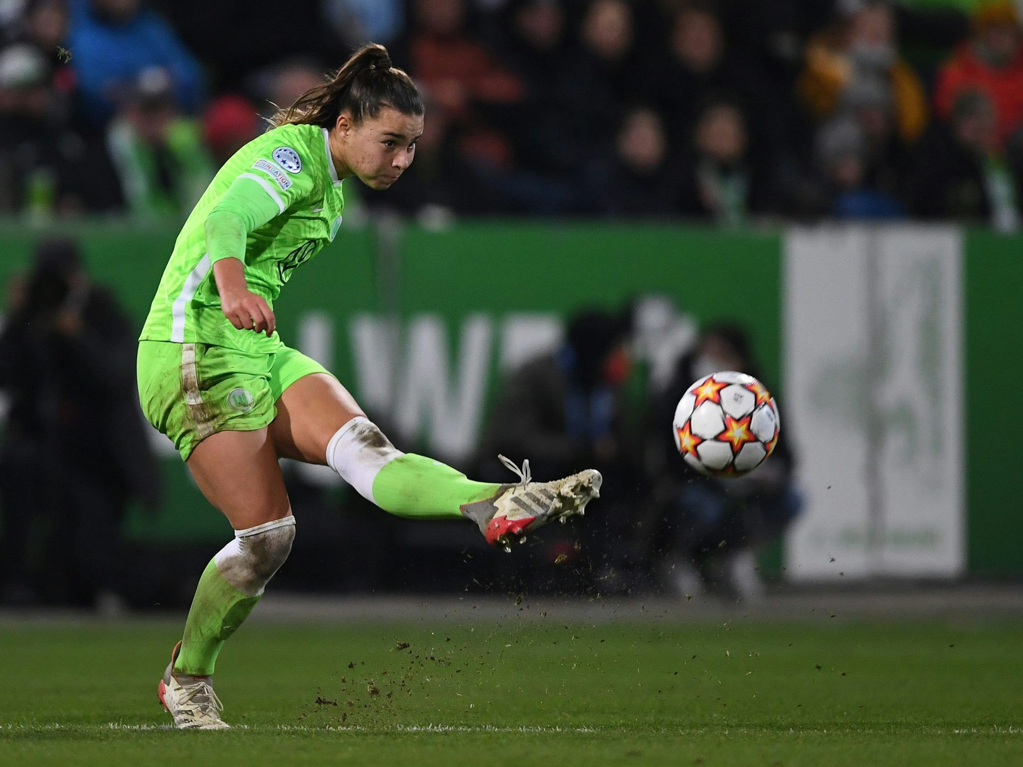 VfL-Star Lena Oberdorf schießt den Ball beim Champions-League-Spiel gegen Juventus Turin.