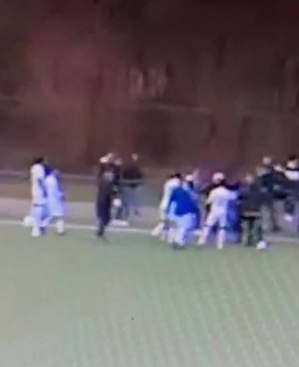 Menschentraube auf einem Fußballplatz. In Köln wurde ein Mann kurz darauf angezeigt.